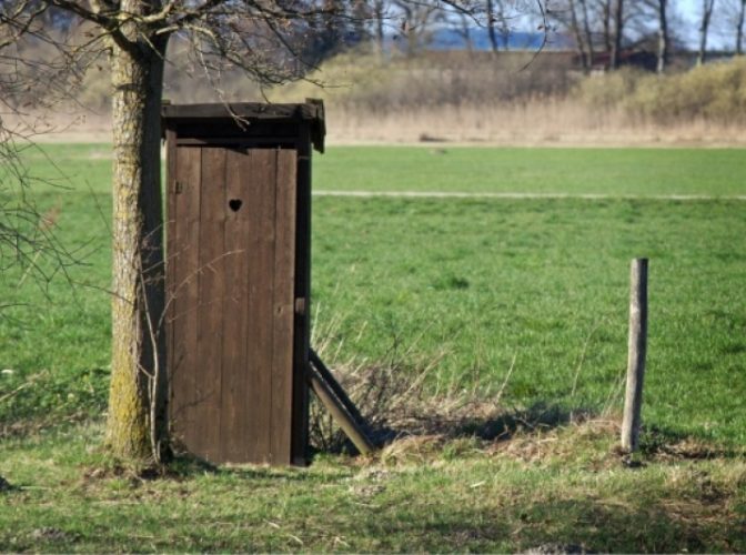 Suntem UNICI în Europa: România, singura ţară din UE unde peste un sfert din populaţie are toaleta în afara casei