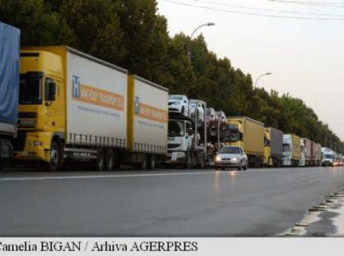 Cozi de şapte kilometri de tiruri care aşteaptă ieşirea din România prin PTF Giurgiu-Ruse, pe DN 5