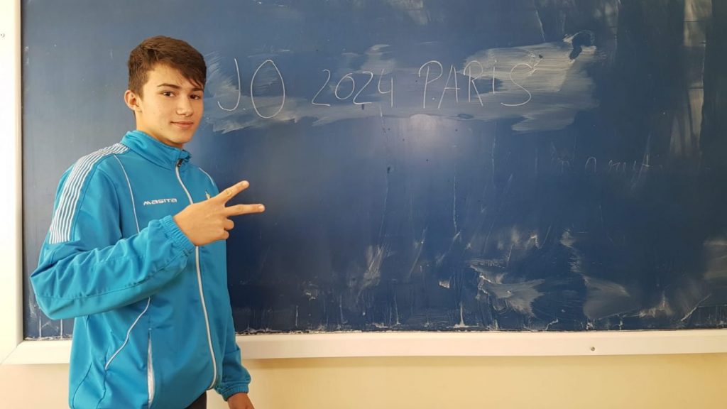 Cine a spus că dacă faci sport, n-ai parte de carte? Un mic pugilist e campion în ringul de box şi premiant la școală!