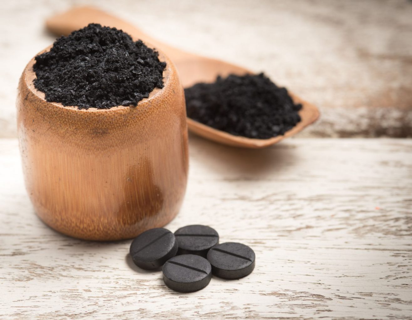 Cine bănuia câte se poate face cu un banal cărbune medicinal? Specialiştii îl recomandă chiar şi în tratamente de…înfrumuseţare!