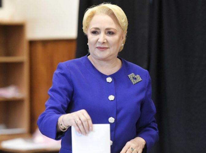 Haterii şi duşmanii îi critică broşele şi cocul, dar iată cum o vede un ochi profesionist pe Viorica Dăncilă! Caracterizarea-şoc făcută liderului PSD de Cătălin Botezatu