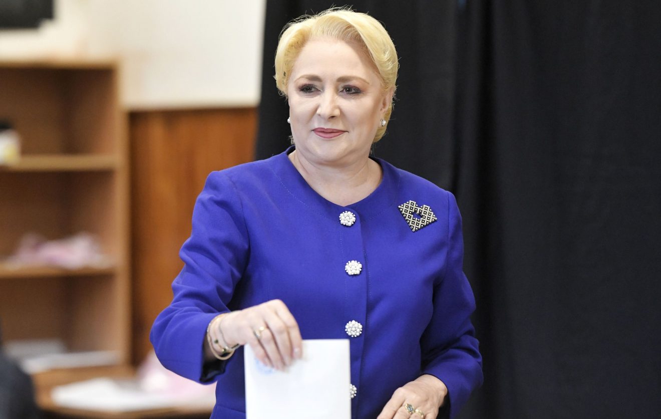 Haterii şi duşmanii îi critică broşele şi cocul, dar iată cum o vede un ochi profesionist pe Viorica Dăncilă! Caracterizarea-şoc făcută liderului PSD de Cătălin Botezatu