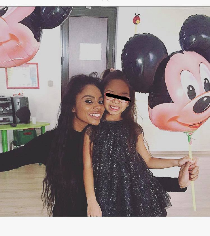 Modelul de ciocolată Laurette, apel disperat pe Facebook! Fiica vedetei tv a fost umplută de sânge şi este constant victima bullying-ului!