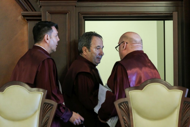 CCR: Sintagma din Legea 95/2006 care se referă la daune aduse 'sănătăţii propriei persoane' - neconstituţională