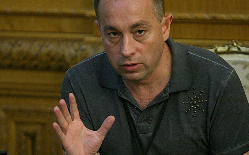 Reacție virulentă - Tolontan îl apără pe Raed Arafat după anunțul lui Vela: 'Nu-mi dau seama de ce tremură toți în fața președintelui'