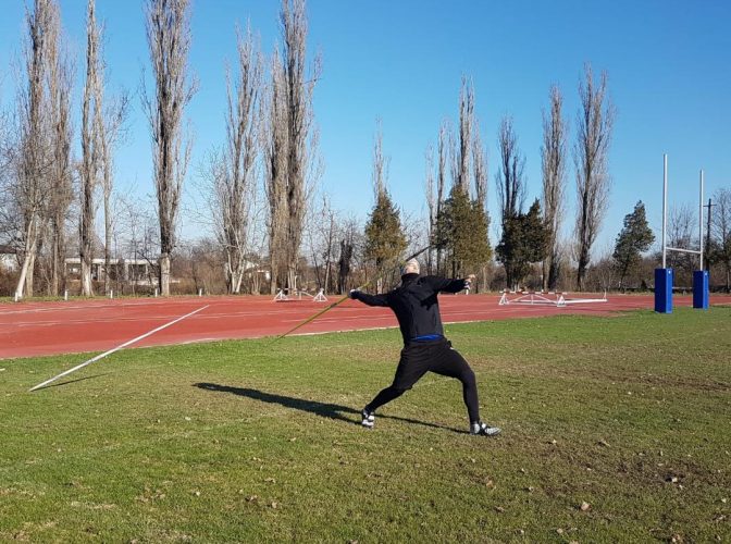Răzvan Cărare, atletul întors acasă din diaspora, a inventat antrenamentul de Crăciun: trasul la ținta globuleț!