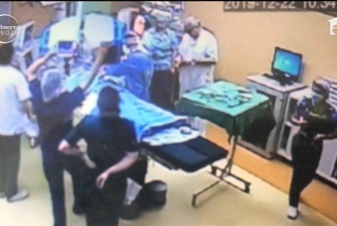 Imaginile care demonstrează că Mircea Beuran a ajuns în sala de operație DUPĂ ce pacienta a luat foc: Chirurgul are ceas la mână și nu poartă bonetă și mască
