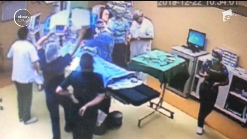 Imaginile care demonstrează că Mircea Beuran a ajuns în sala de operație DUPĂ ce pacienta a luat foc: Chirurgul are ceas la mână și nu poartă bonetă și mască