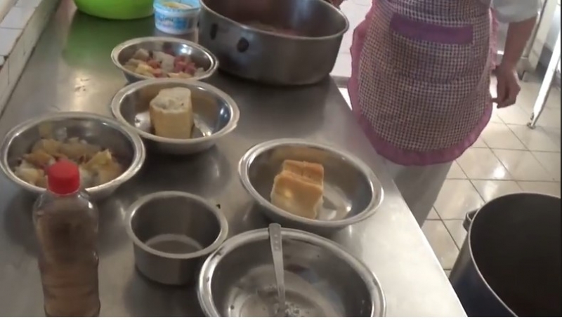 VIDEO REVOLTĂTOR Pacienții unui spital au ajuns să mănânce pâine și eugenii înmuiate, salam mărunțit și margarină