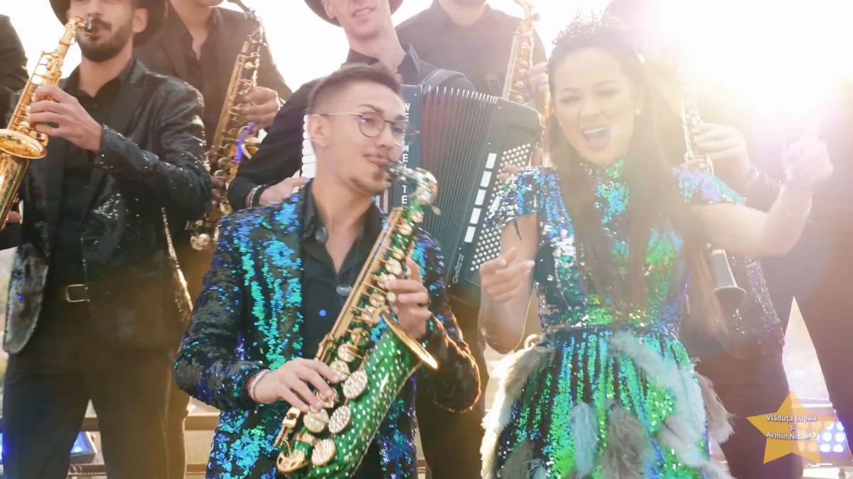 A fost amantlâc sau e folclor? Iată culisele scandalului sexual dintre Vlăduţa Lupău şi saxofonistul ei