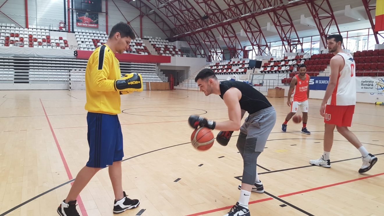 Baschet cu… mănușile de box