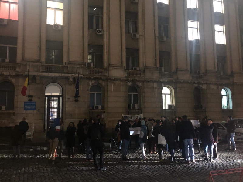 FOTO - PROTEST la Ministerul Sănătăţii, după ordonanţa adoptată de Guvernul Orban