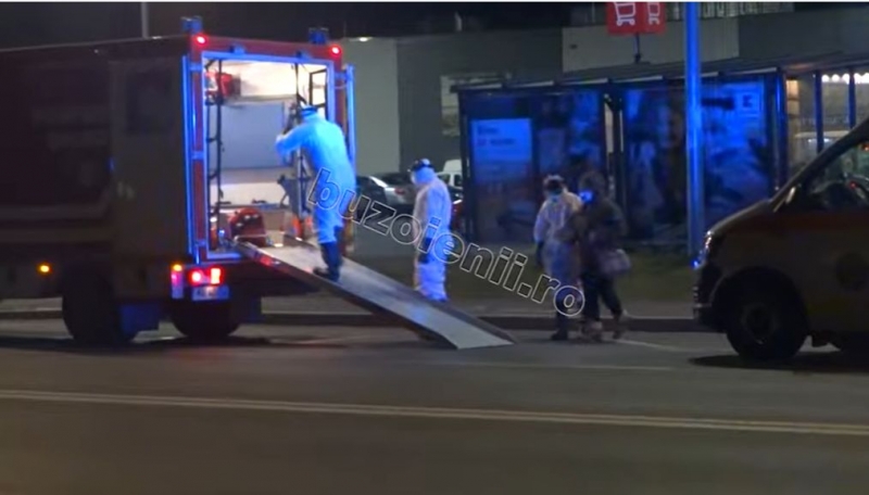 VIDEO Primele imagini cu femeia din Buzău suspectă de coronavirus: a fost preluată de medici cu o capsulă specială