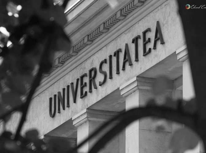 Prima universitate din țară care își SUSPENDĂ toate cursurile: O studentă întoarsă din Italia e suspectă de CORONAVIRUS