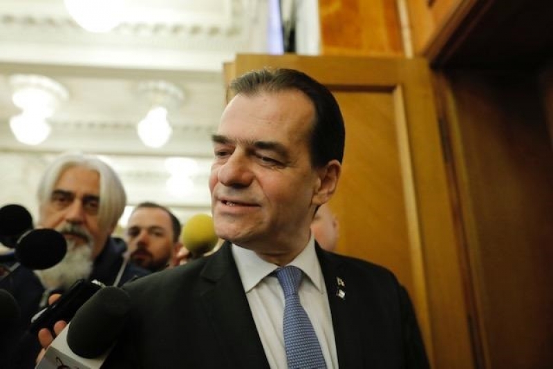 În timp ce premierul Orban ASISTĂ NEPUTINCIOS, premierul Republicii Moldova anunță controale în farmacii și limitarea prețului măștilor medicale