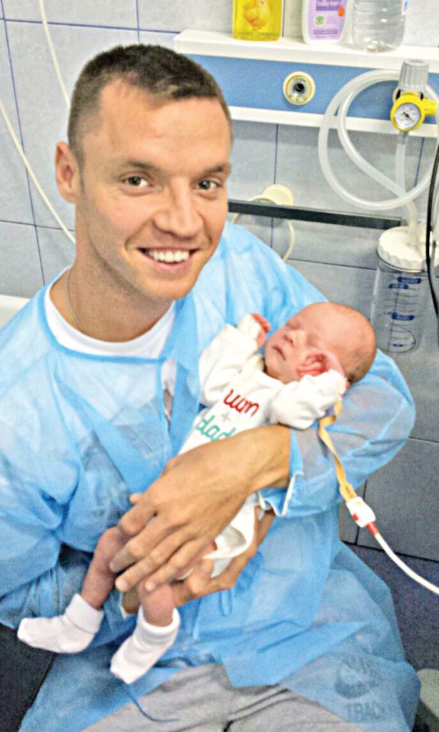 Drama incredibilă a unui fost golgheter! Ce scria pe certificatul de deces al primului bebeluş al lui Cristi Bud