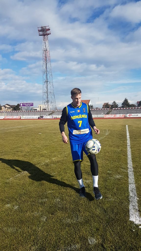 El e fotbalistul din naționala de baschet a României! Poartă numele unui artist popular