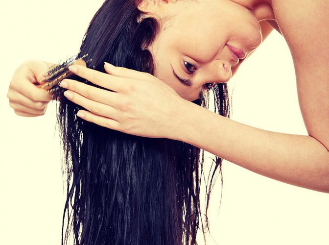 Greșeli care îți distrug părul – Ce să NU faci imediat după spălare