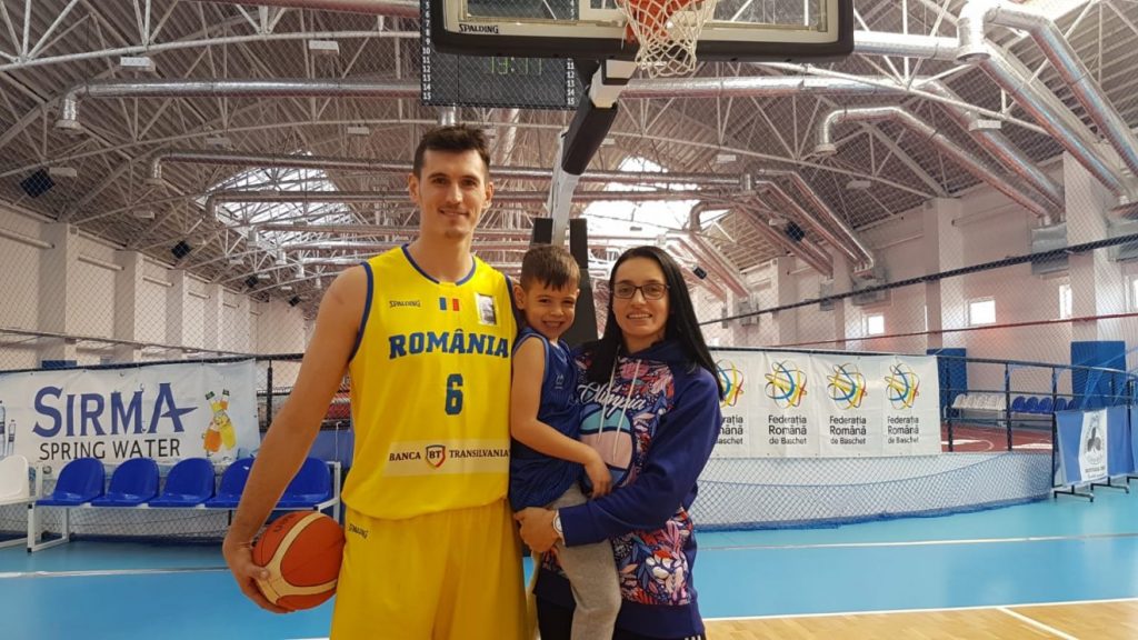 Soția și fiul de 5 ani îl antrenează pentru meciul cu Spania!