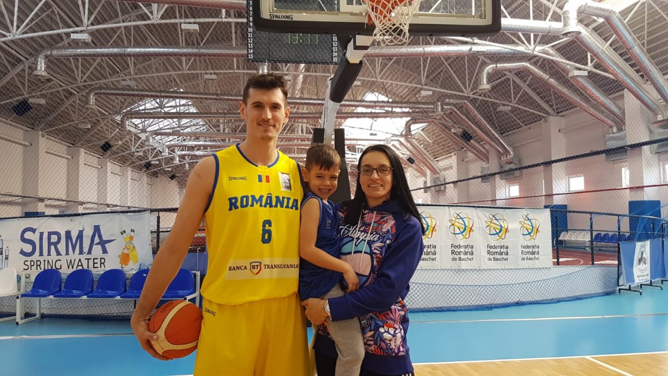 Soția și fiul de 5 ani îl antrenează pentru meciul cu Spania!