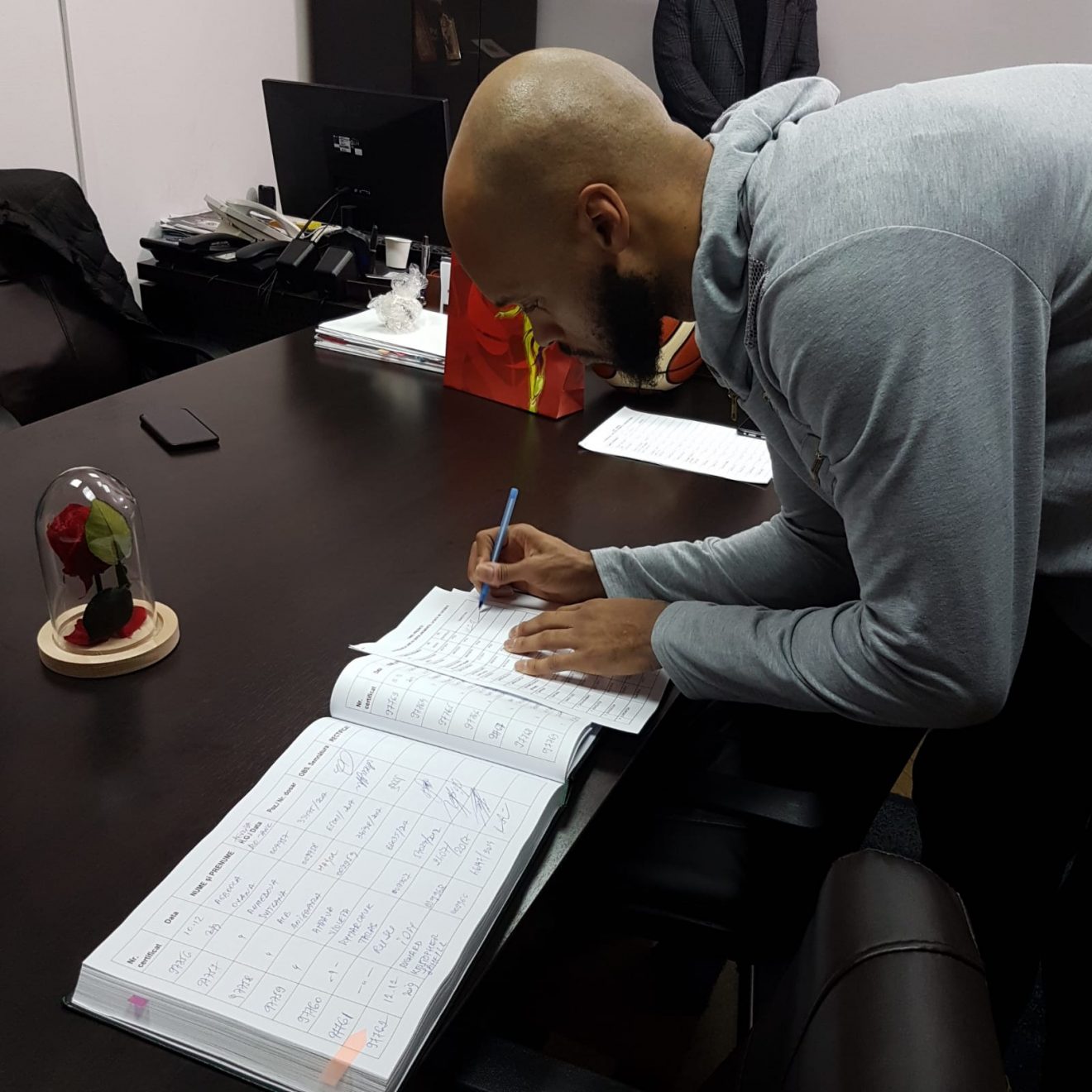 Un american și un „spaniol” debutează la naționala României de baschet, în cel mai tare meci!