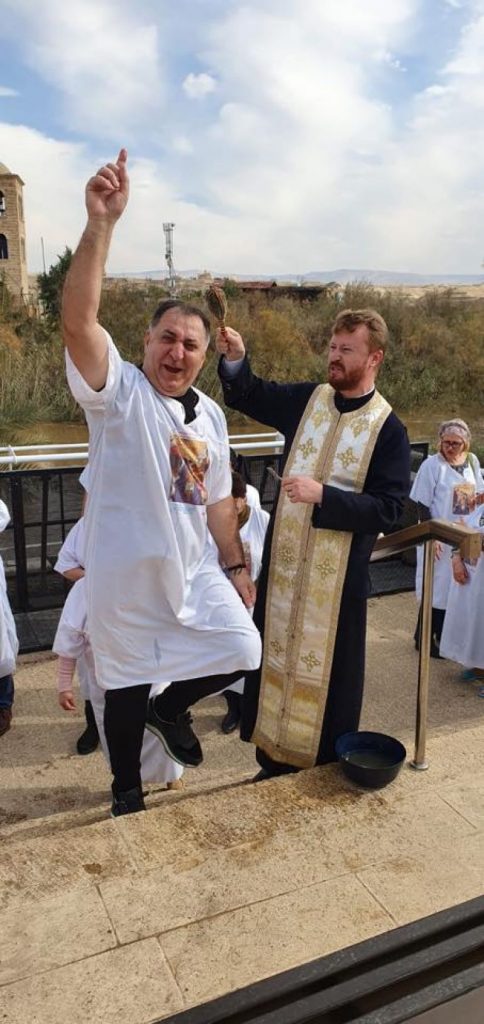 Vali Vijelie şi-a spălat păcatele în râul Iordan! Îndrăgitul manelist a fost mare Don Juan, dar acum a luat calea credinţei