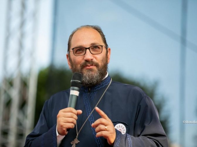 VIDEO Preotul Constantin Necula, despre răspândirea coronavirusului în Biserică: 'Cred că se moare din nepupatul icoanelor și moaștelor'