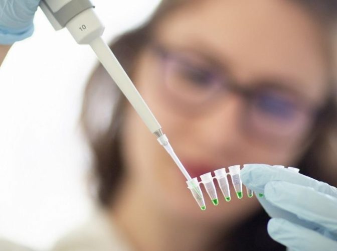 Revine teoria potrivit căreia Coronavirusul Wuhan ar conţine inserţii genetice de virus HIV, sugerând crearea în laborator