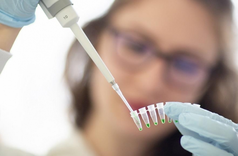 Revine teoria potrivit căreia Coronavirusul Wuhan ar conţine inserţii genetice de virus HIV, sugerând crearea în laborator