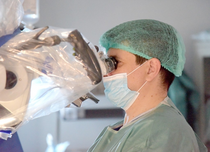 Hernia de disc: Tratamentele moderne minim-invazive, soluția pentru o intervenție de succes și o recuperare rapidă