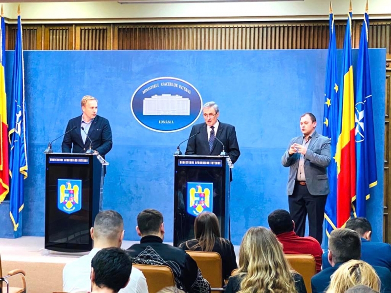 PREMIERĂ Prima conferință de presă ținută și în limbaj mimico-gestual din România. Inițiativa îi aparține Ministrului de Interne, Marcel Vela
