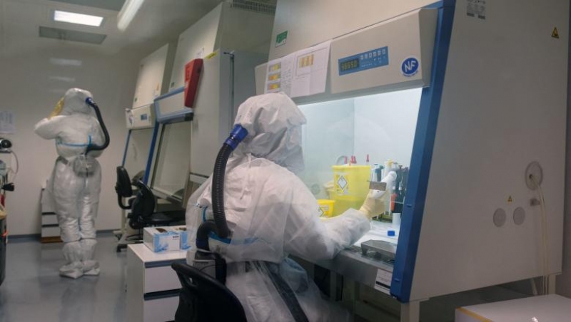 Un român VINDECAT de coronavirus RUPE TĂCEREA: Ei zic că am luat de la o femeie. Eu eram singur pe avion. Mâncarea era ca pentru porci!