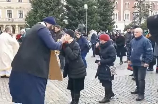 Anchetă la Catedrala Mitropolitană Cluj-Napoca, după ce un preot a împărtăşit credincioşii cu aceeaşi linguriţă (VIDEO)