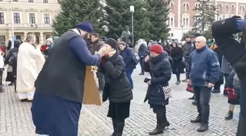 Anchetă la Catedrala Mitropolitană Cluj-Napoca, după ce un preot a împărtăşit credincioşii cu aceeaşi linguriţă (VIDEO)