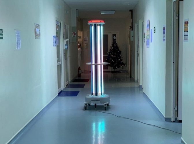FOTO - Spitalul Cinic de Boli Infecţioase Constanţa are un robot pentru dezinfecţia aerulului şi suprafeţelor