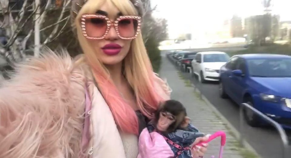 Margherita de la Clejani și-a pus lumea-n cap! A sfidat autoritățile și și-a scos maimuța la plimbare!